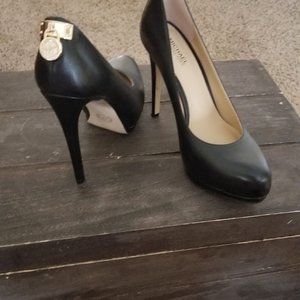 Michael Kors size 6 Hamilton Pump in black leather